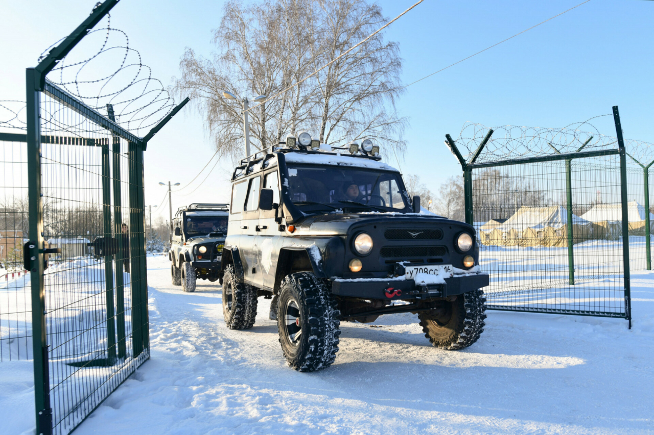 Метшин передал два УАЗа «Хантер» мобилизованным татарстанцам