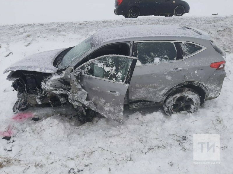 Водитель легковушки погиб в лобовом ДТП с внедорожником на трассе Казань - Оренбург