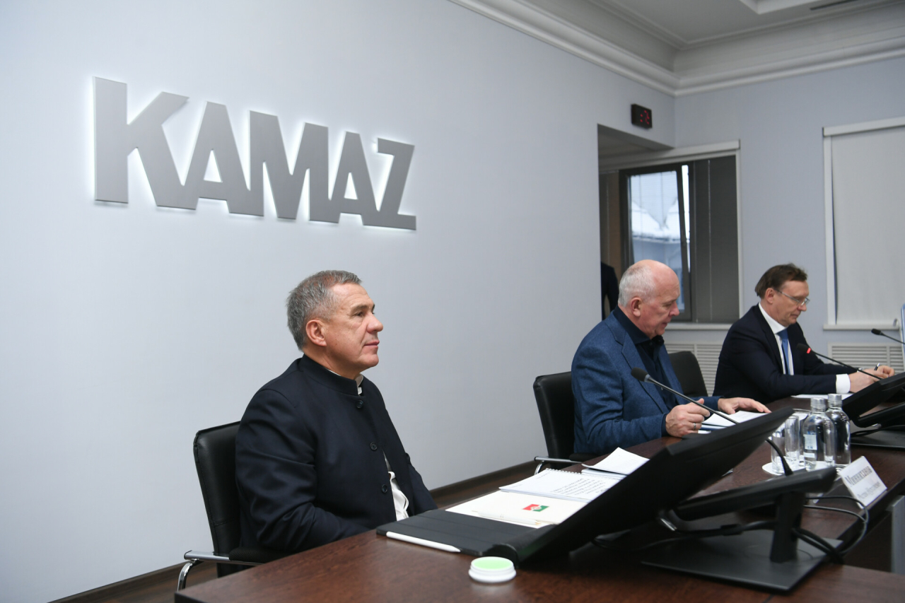 Минниханов: Мы гордимся процессами, которые идут на КАМАЗе, несмотря на санкции