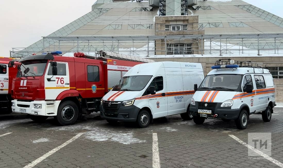 Минниханов вручил сотрудникам МЧС ключи от новых пожарных машин