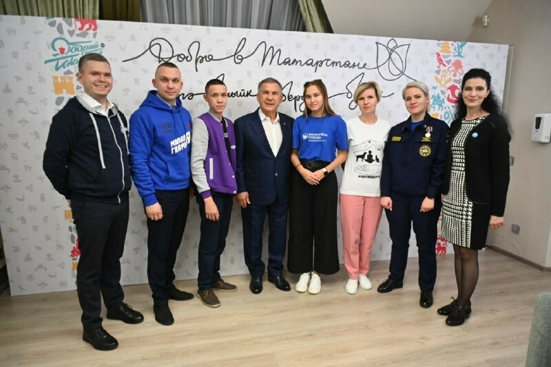 Президент Татарстана пообщался с волонтерами и поблагодарил их за мужество