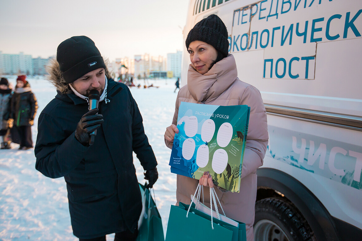 Нефтехимики показали школьникам принцип работы передвижной экологической лаборатории