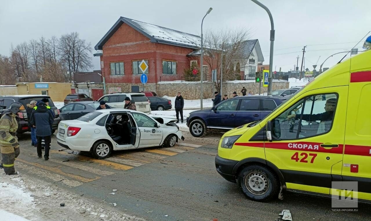 Водитель и юная пассажирка такси пострадали в ДТП с грузовиком в Челнах
