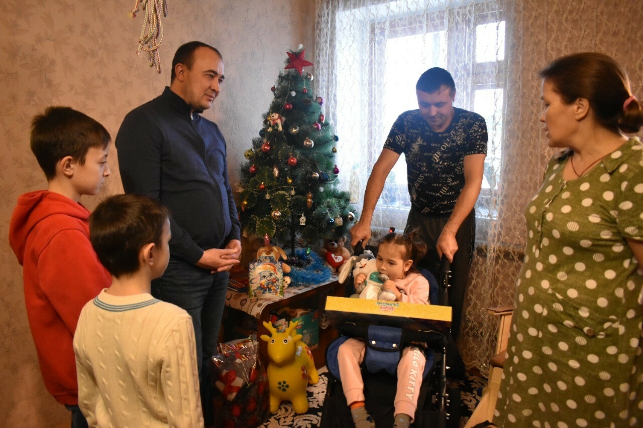 Глава Буинского района исполнил новогоднее желание «особенной» девочки