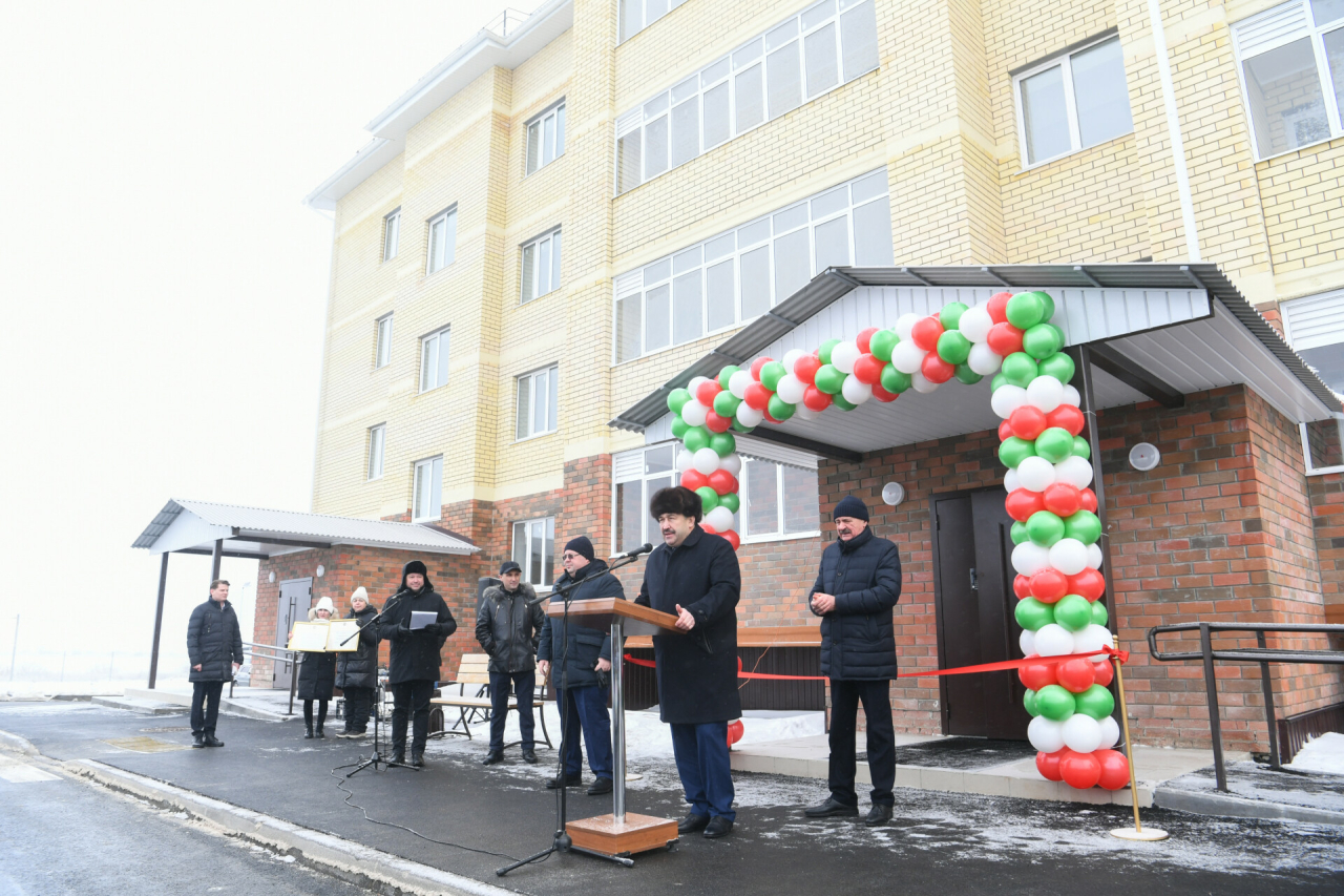 Песошин в Алексеевском районе вручил ключи новоселам и открыл ледовый дворец