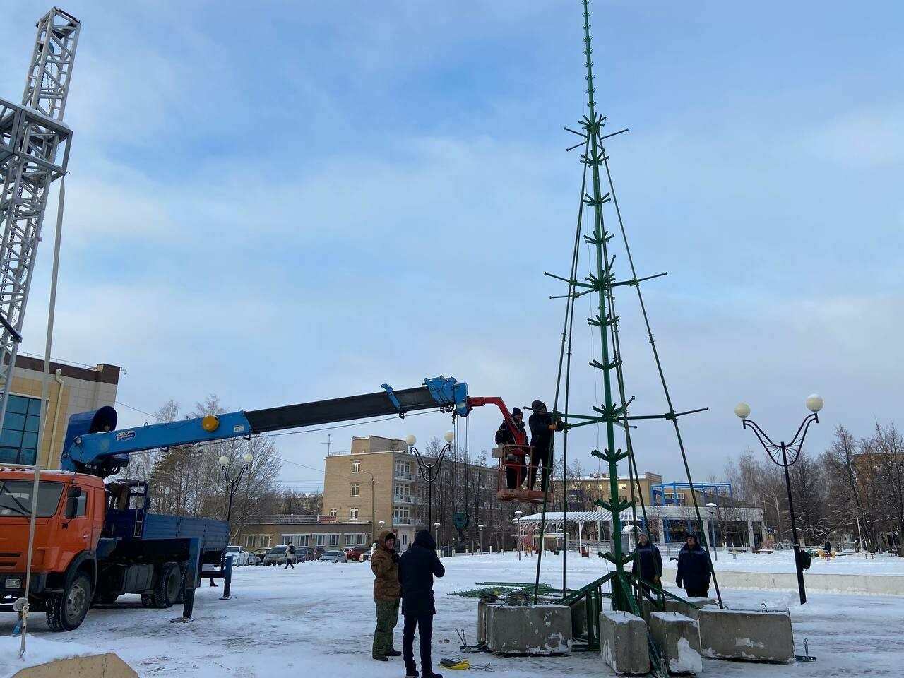 В Менделеевске начали устанавливать главную елку и открыли каток