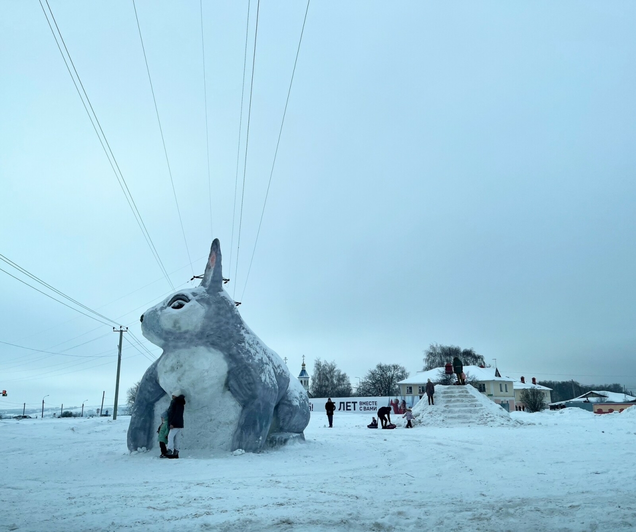 В Зеленодольске слепили снежного зайца высотой более 5,5 метра