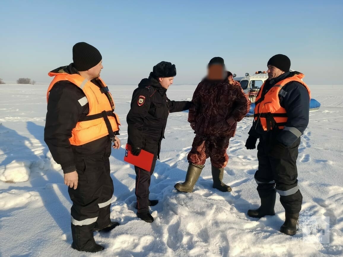 В Татарстане со льда Камы спасли мертвецки пьяного рыбака, который не мог дойти до берега