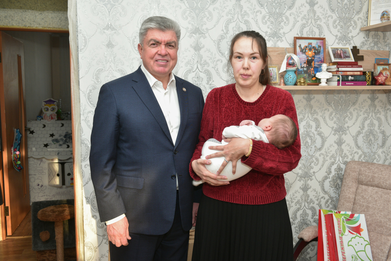 Магдеев посетил семью мобилизованного челнинца, у которого родился ребенок