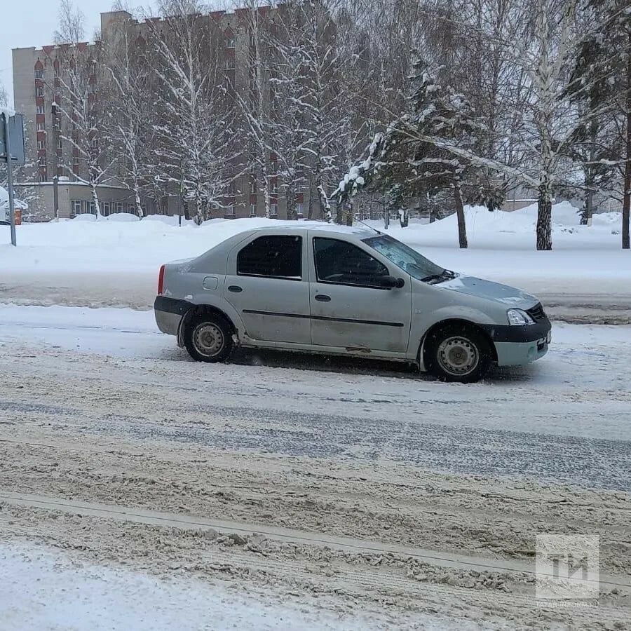 На видео попало, как в Нижнекамске автомобиль сбил женщину