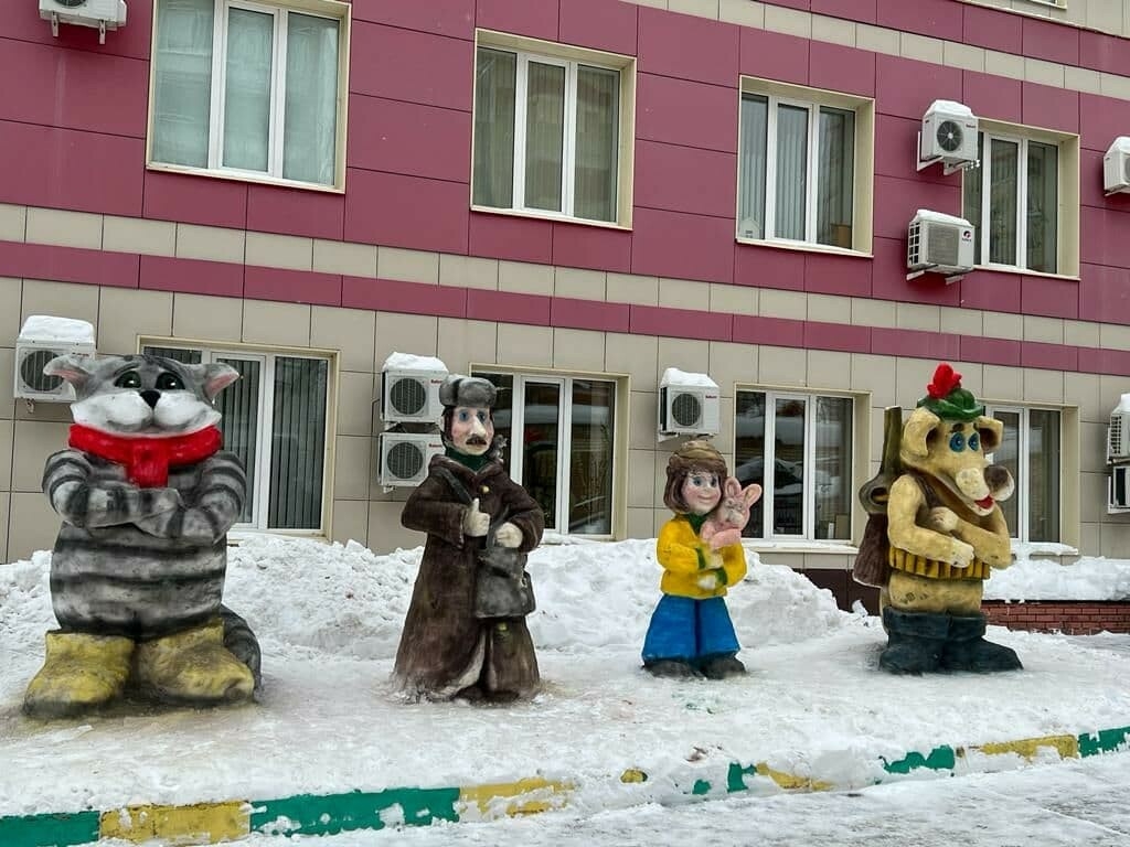 На территории УК «Уютный дом» выросли снежные фигуры персонажей «Простоквашино»