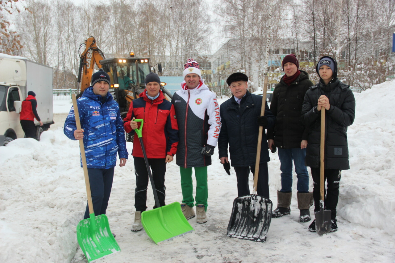 Более 3 тыс. жителей Челнов вышли на уборку снега