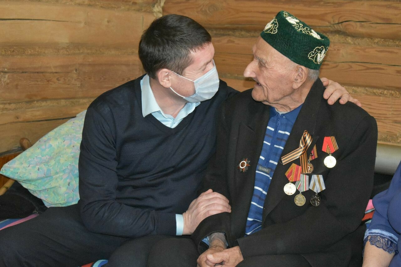 Участник Великой Отечественной войны из Татарстана спел песню для гостей на свое 98-летие