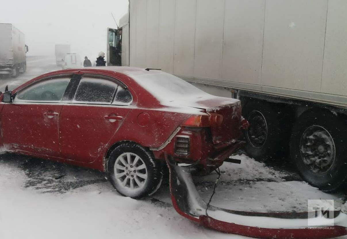 Один человек пострадал в ДТП с двумя легковушками и двумя фурами в РТ