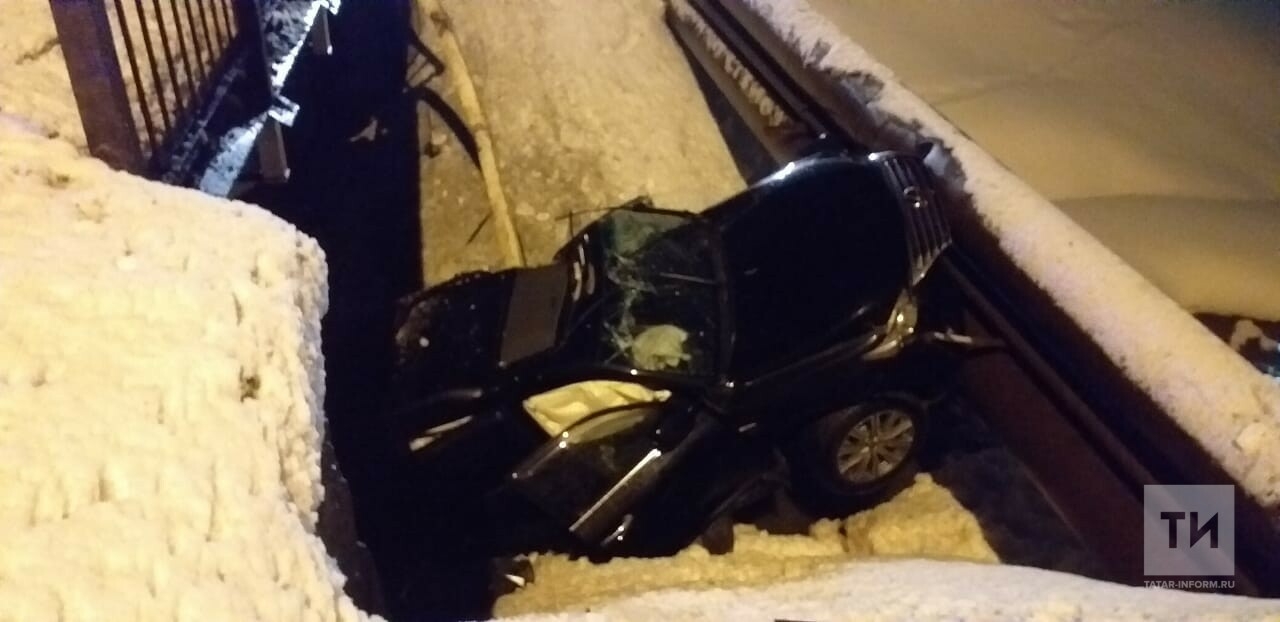 В Альметьевске внедорожник Lexus вылетел с моста, один человек получил травмы