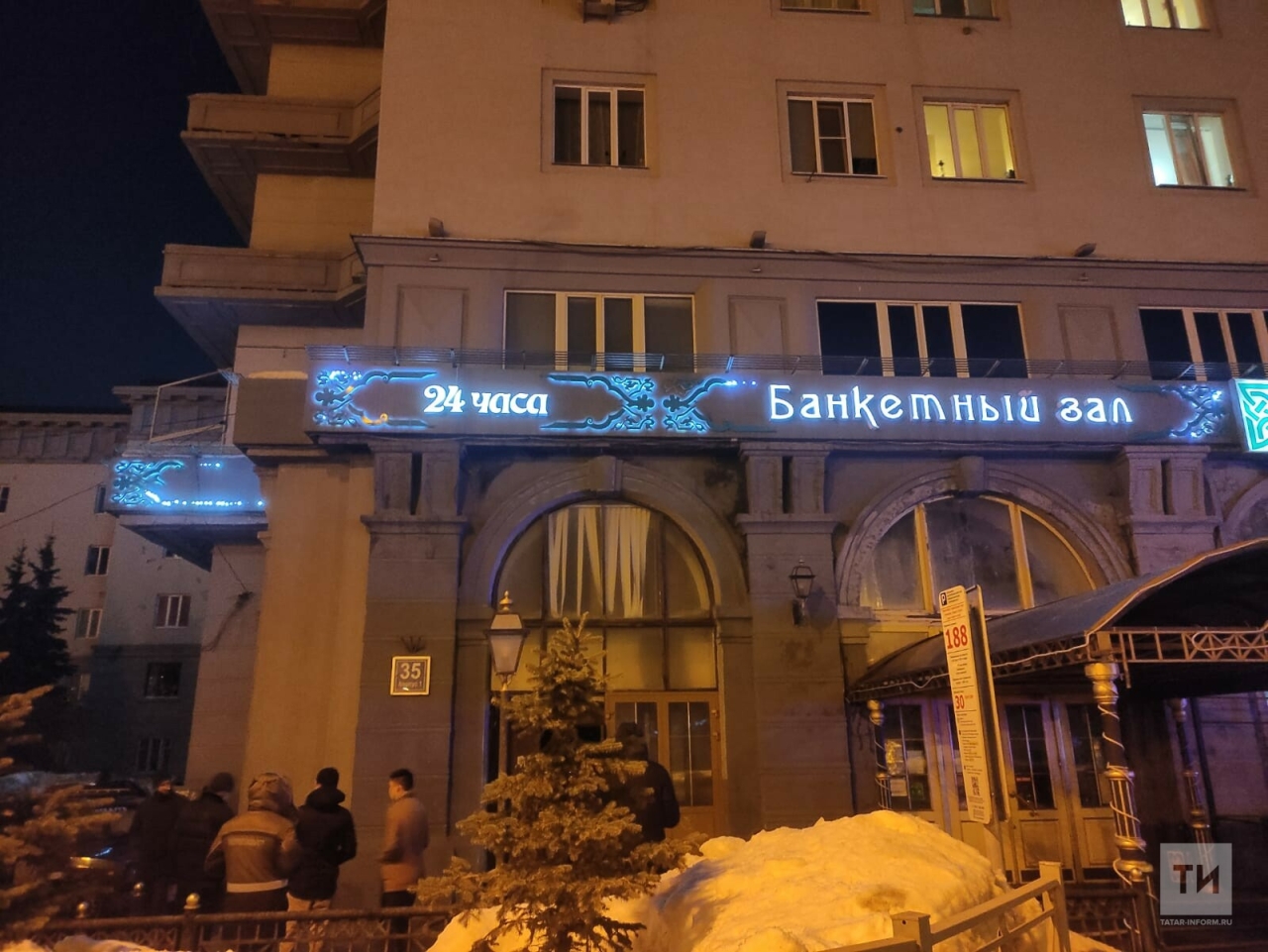 Жильцам казанской пятиэтажки пришлось ночью эвакуироваться из своих квартир из-за пожара