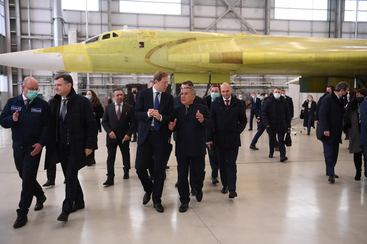 Минниханов и Мантуров ознакомились с ходом работ по производству бомбардировщиков Ту-160М