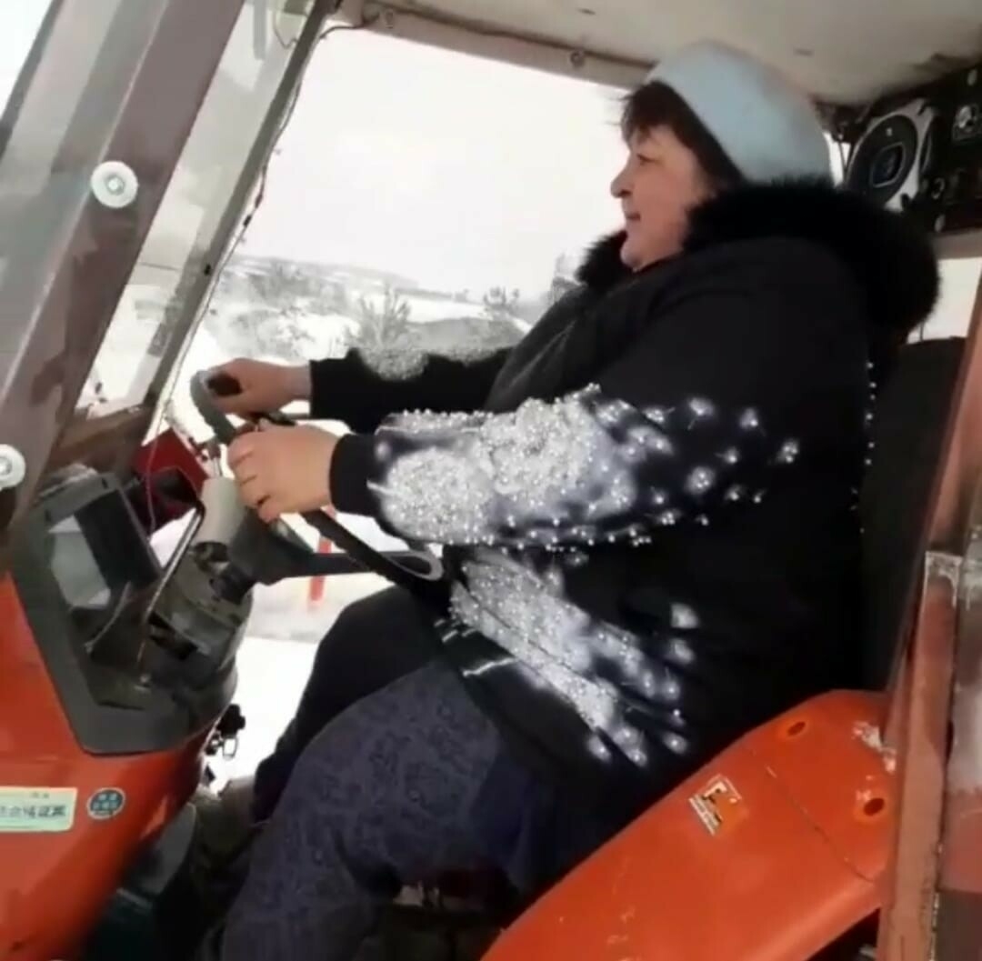 В Зеленодольском районе РТ глава поселения самостоятельно чистит снег на тракторе