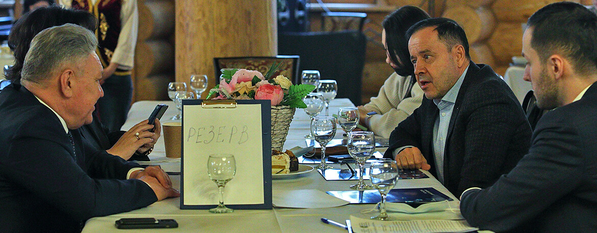 «Почему человек, сидевший до пол-одиннадцатого в спортбаре, будет инфицирован в 11:30?»