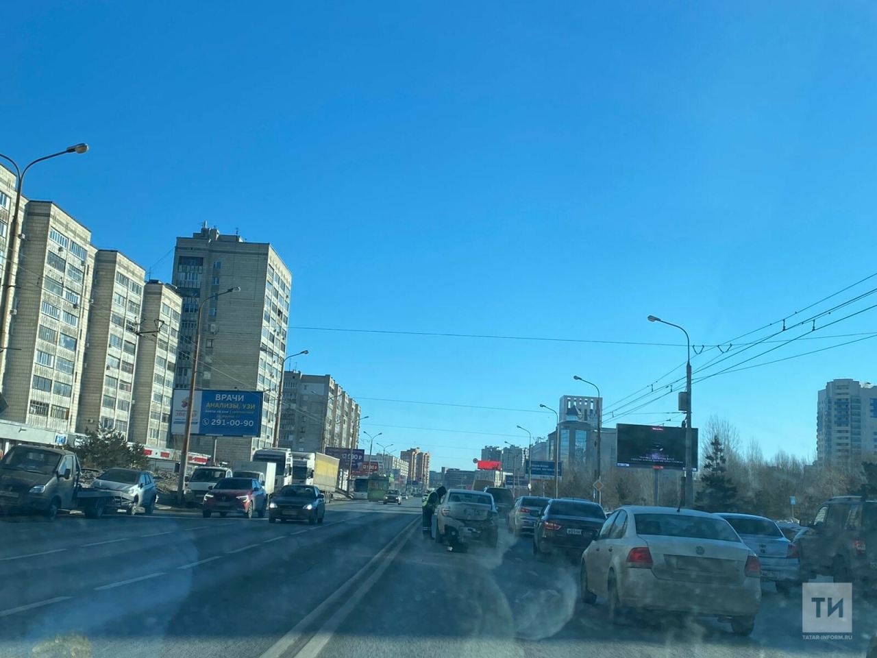 Две легковушки столкнулись у METRO в Казани, одного из водителей увезли в больницу
