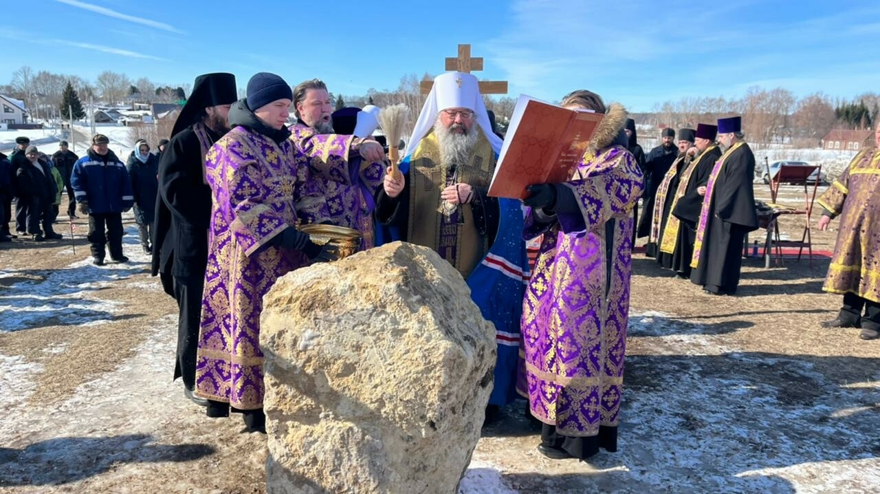 Митрополит Кирилл заложил камень на месте строительства храма в Лаишевском районе РТ