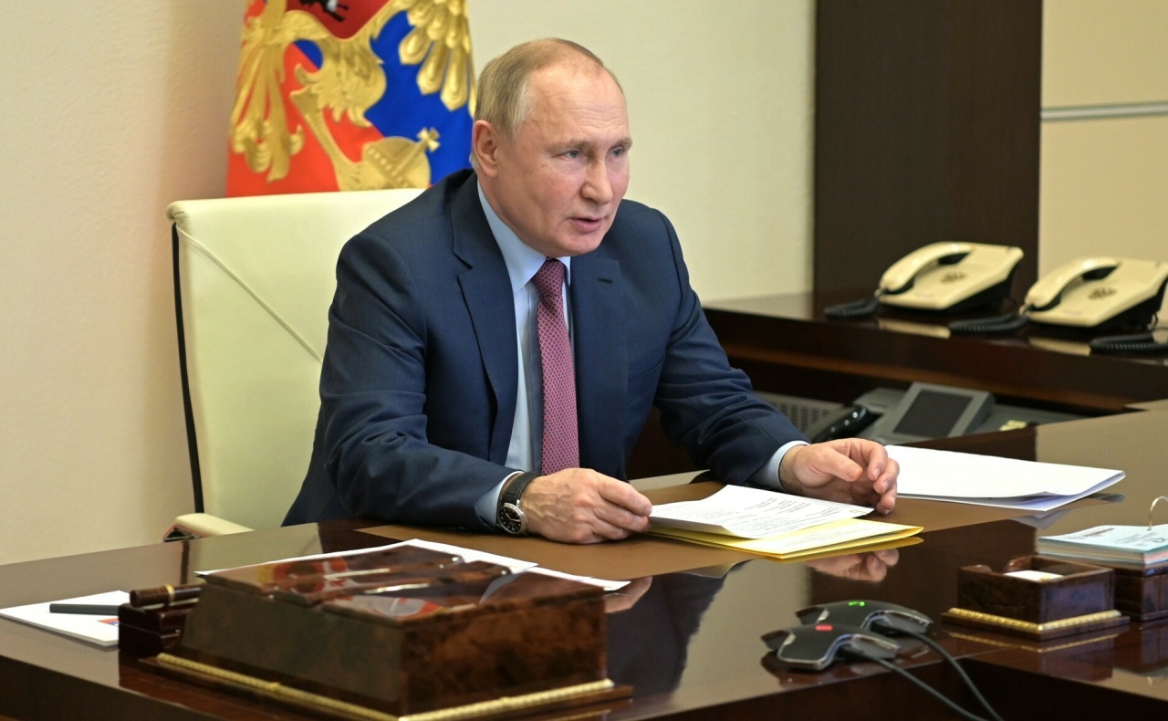 Путин поручил принимать оплату за российский природный газ только в рублях