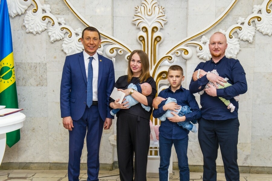 Рамиль Муллин поздравил семью из Нижнекамска с рождением тройняшек
