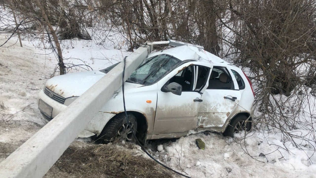 В Казани легковушка на скорости врезалась в столб, водитель погиб