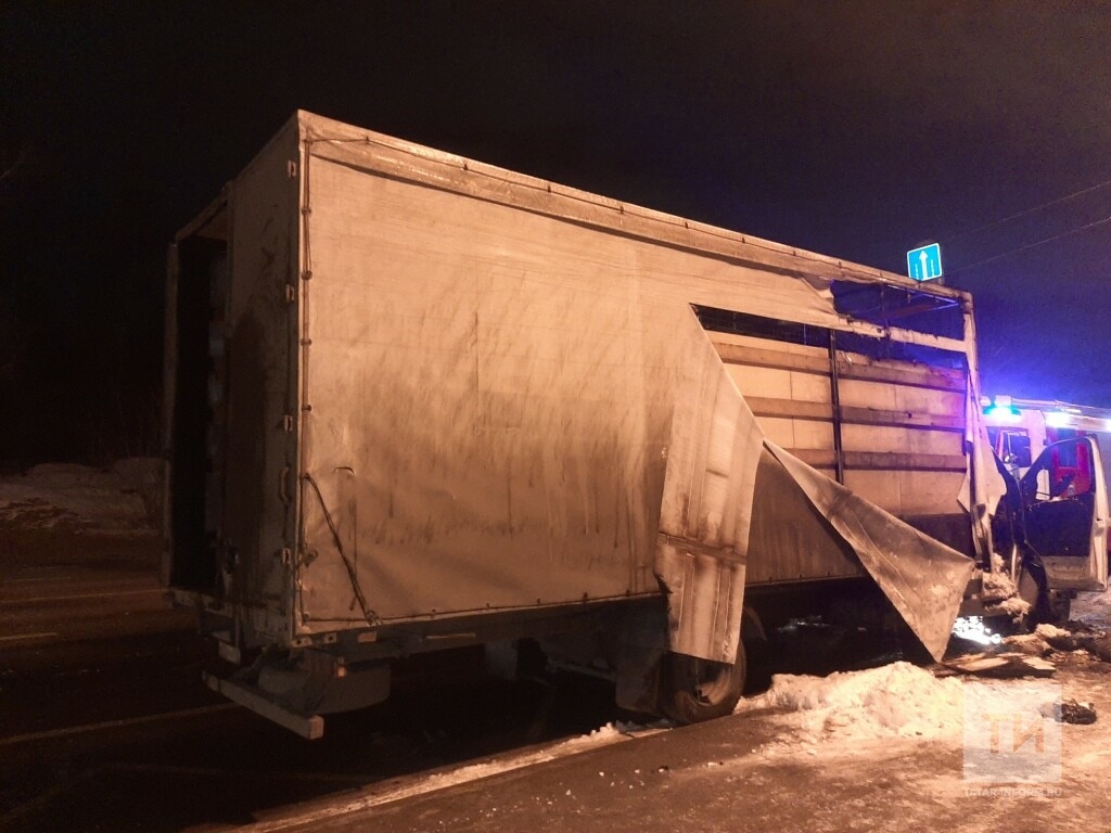 Ночью в казанском поселке Дербышки сгорели кабина и часть тента грузовика