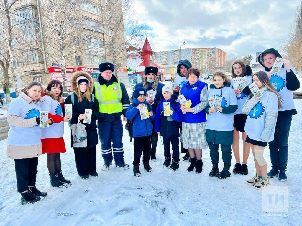 Альметьевские студенты напомнили пешеходам об опасностях гаджетов на дороге