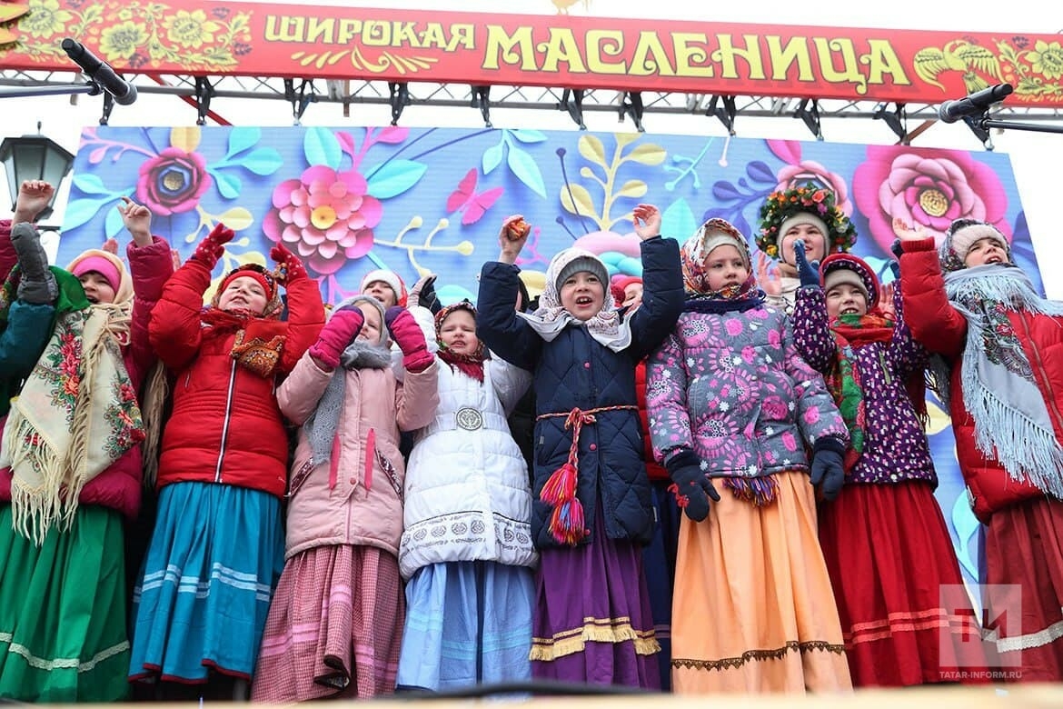Блины и народные игры: как на Кремлевской набережной в Казани отметили Масленицу