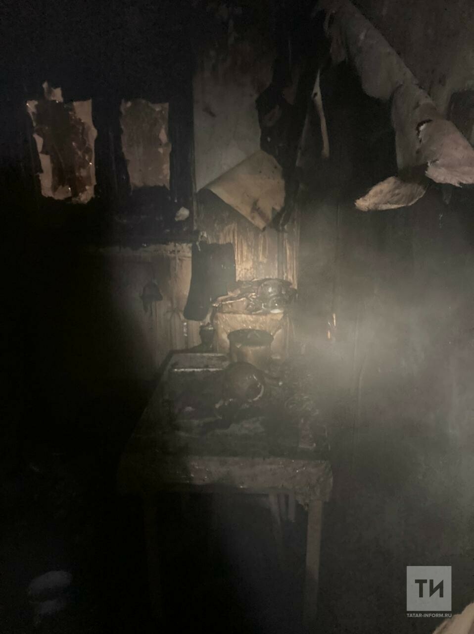 Из ночного пожара в пятиэтажке в Чистополе спасли семь человек