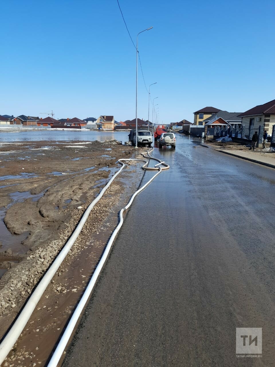 У лицея в Куюках продолжаются работы по очистке дороги от воды