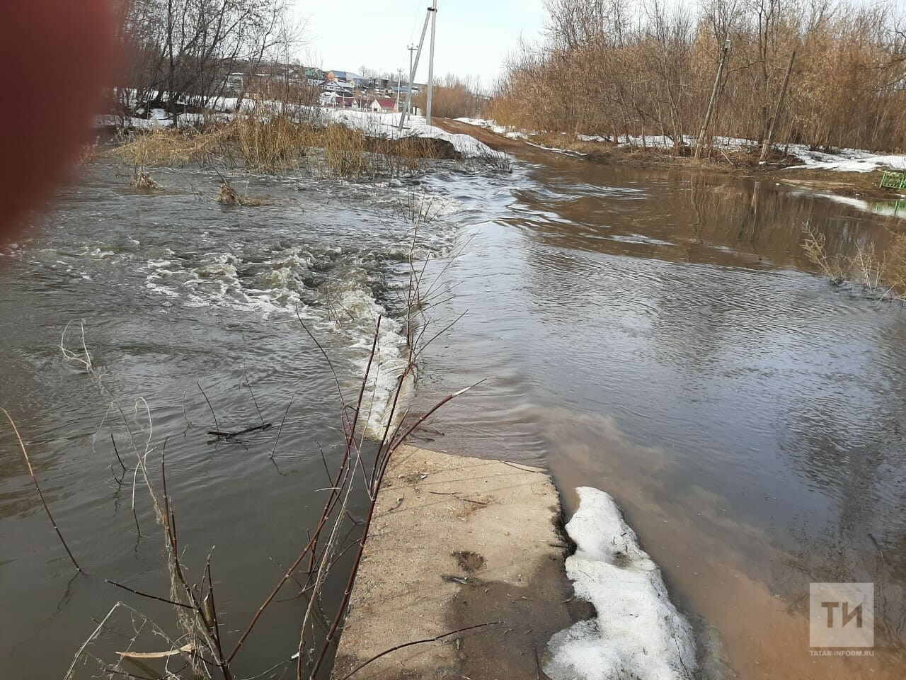 В Татарстане талыми водами подтопило 19 приусадебных участков и дорогу