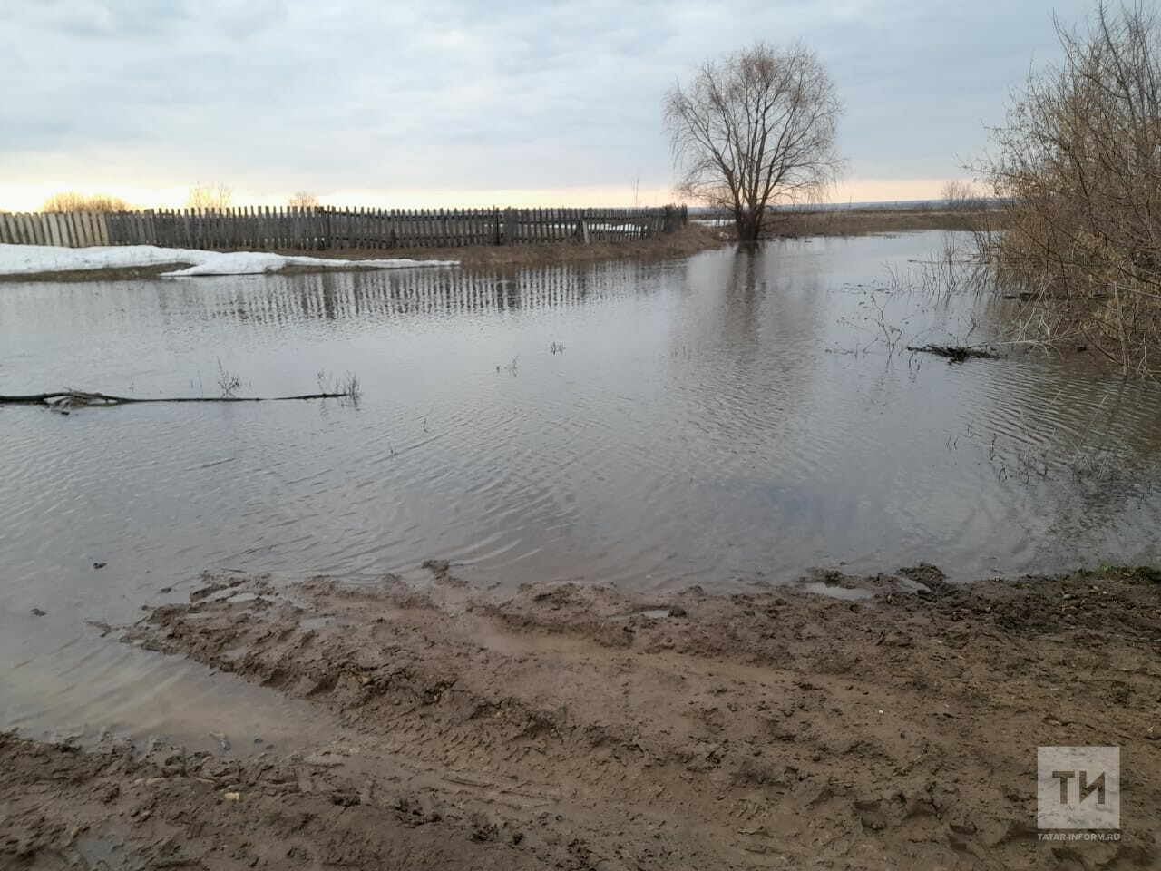 В Татарстане талыми водами затопило сельскую дорогу