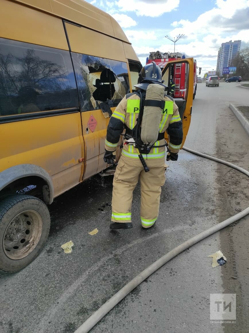 В Челнах пожарные потушили загоревшийся микроавтобус