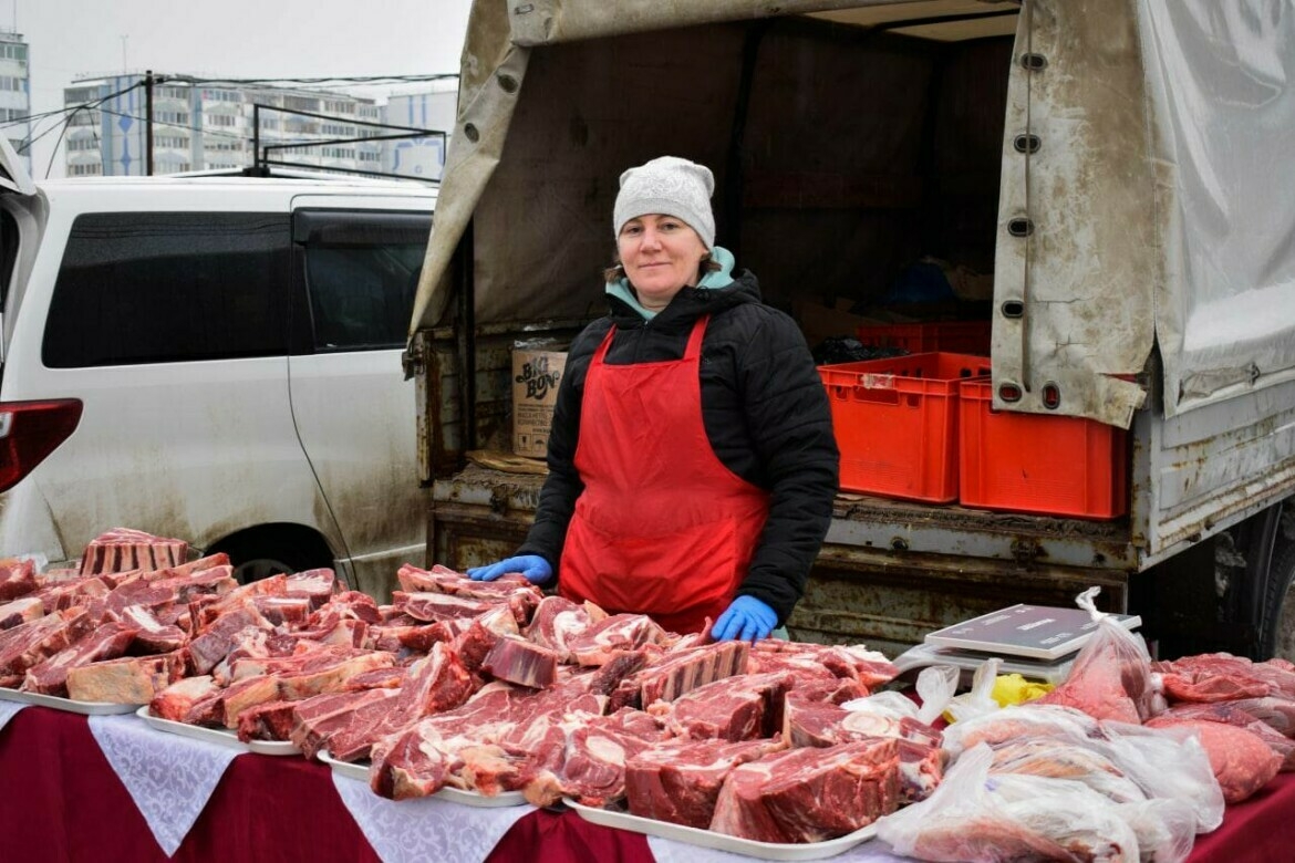 На сельхозярмарке в Альметьевске волонтеры на машине доставляли продукты пожилым на дом