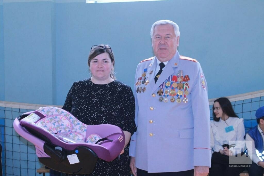 Ветераны Госавтоинспекции подарили автокресла многодетным семьям из Чистополя