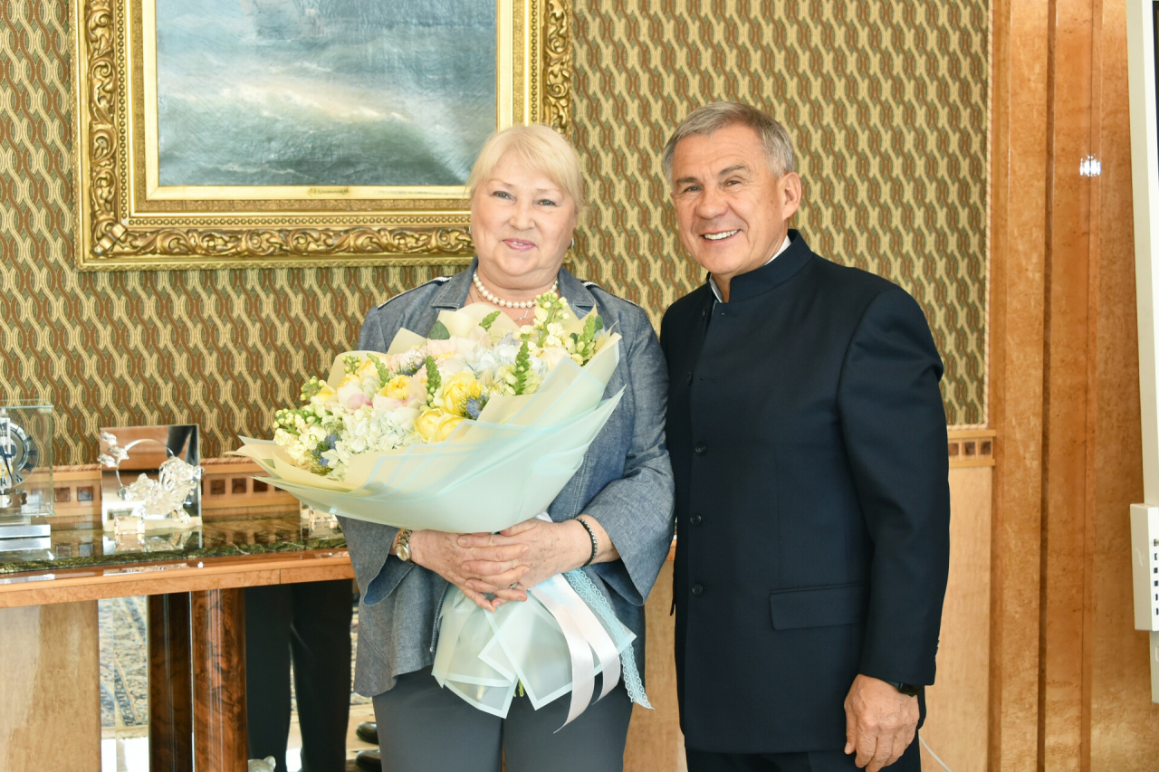 Рустам Минниханов вручил Татьяне Покровской медаль «100 лет образования ТАССР»