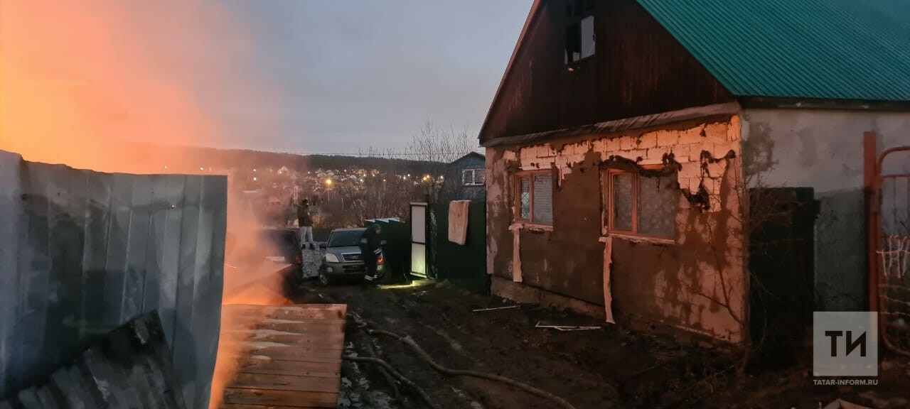 Мужчина погиб в ночном пожаре в садовом домике в Казани