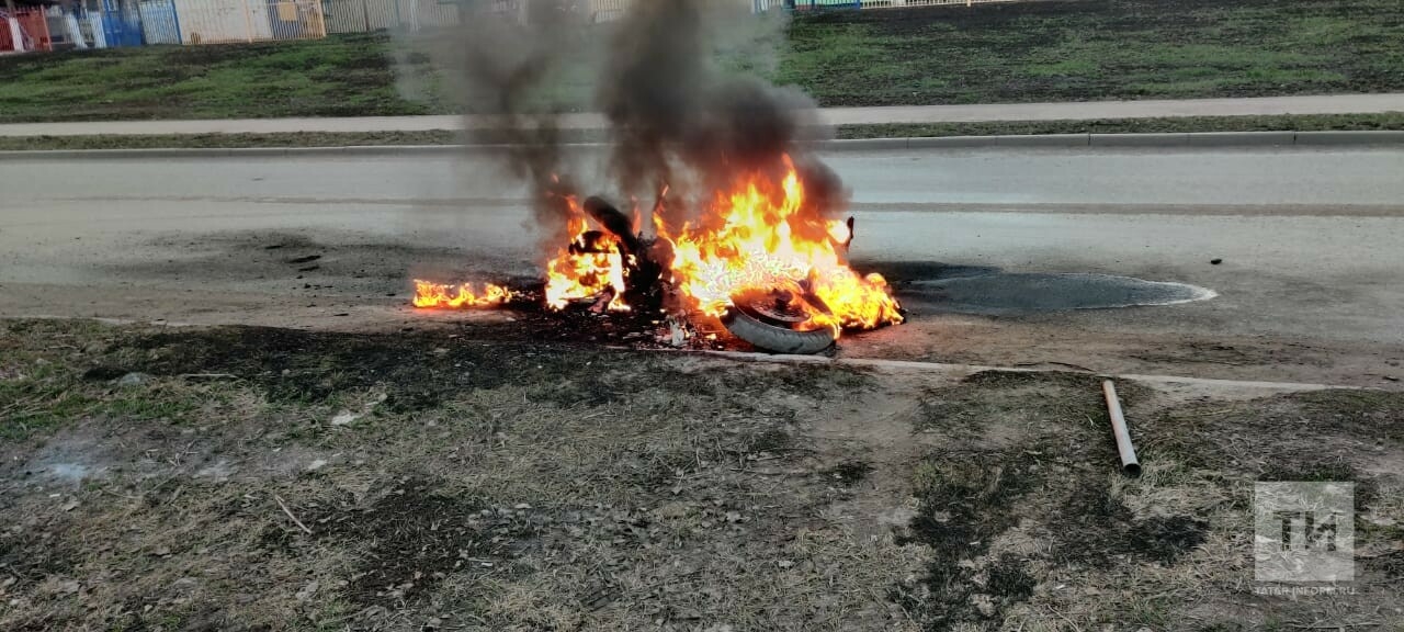 Мотоцикл выгорел дотла на одной из челнинских улиц