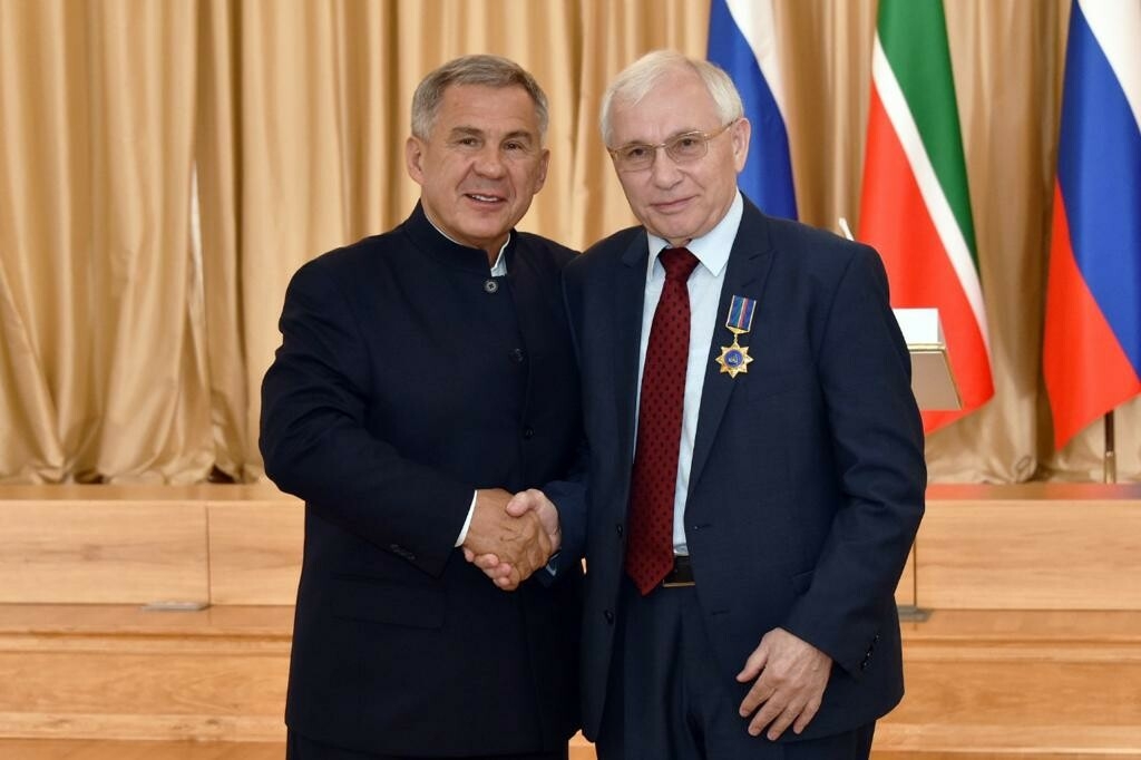 Минниханов наградил орденом «Дуслык» поэта и писателя Разиля Валеева