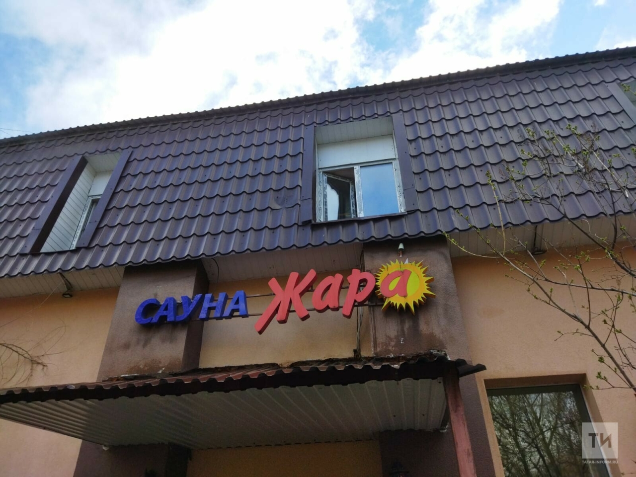 Двоих человек спасли из загоревшейся рано утром в Казани сауны