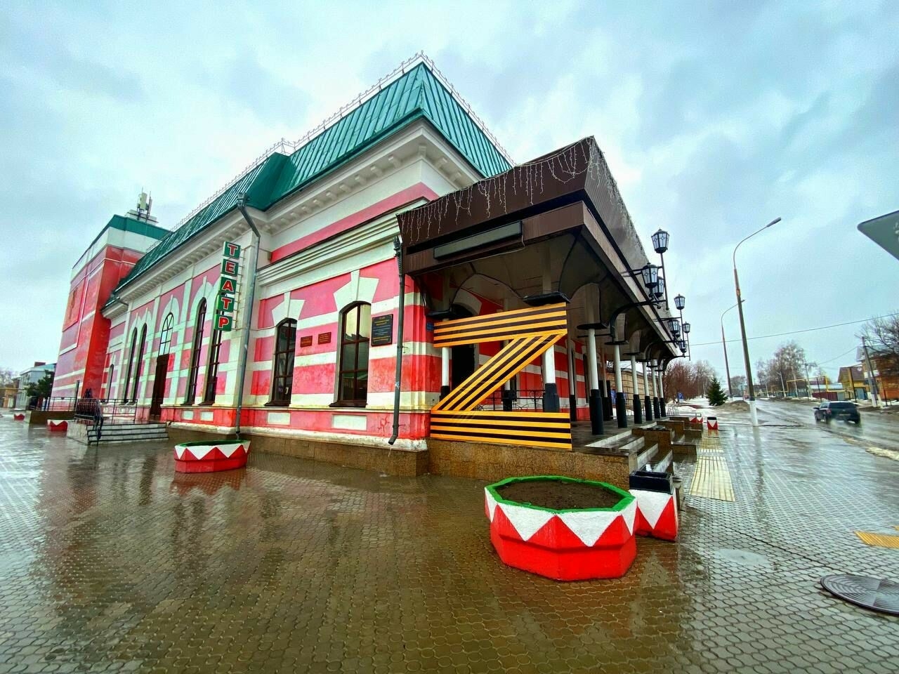 Мензелинский драмтеатр вывесил на фасаде здания георгиевскую ленту в виде буквы Z