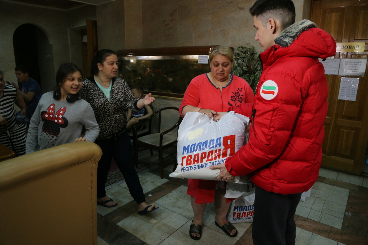 Молодогвардейцы начали передавать гуманитарную помощь переселенцам, прибывшим в РТ