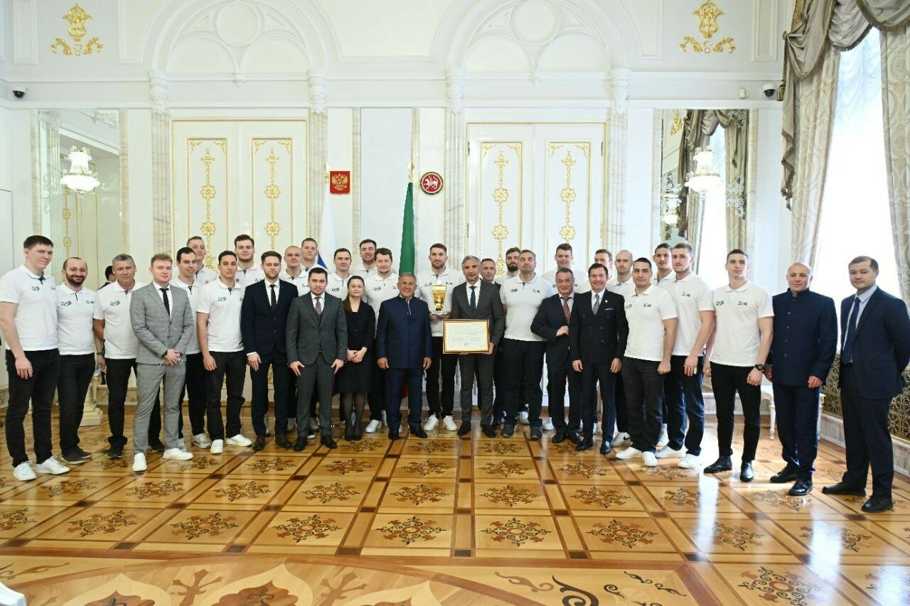 Минниханов поздравил ватерполистов казанского «Синтеза» с победой на чемпионате России
