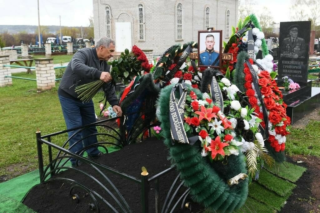Минниханов в Лениногорске возложил цветы к могиле Героя России Дамира Исламова