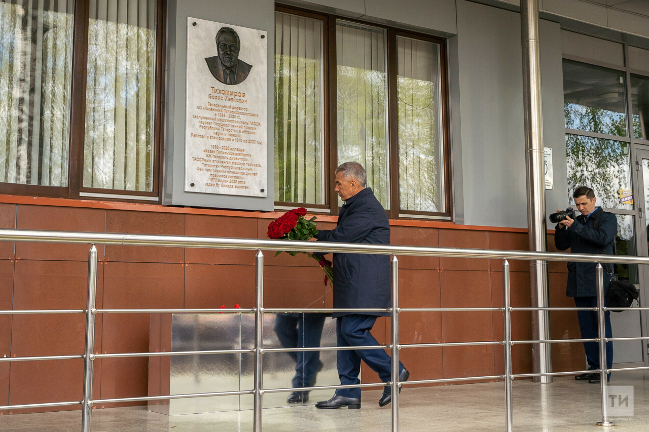 Минниханов открыл барельеф Борису Тихомирову на здании Казанского Гипронииавиапрома