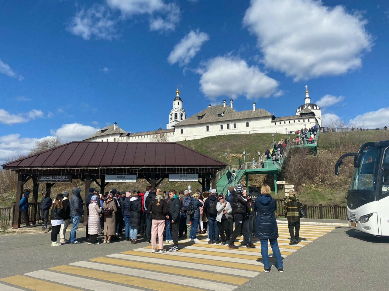 В Первомай остров-град Свияжск принял почти 20 тыс. туристов и четыре теплохода