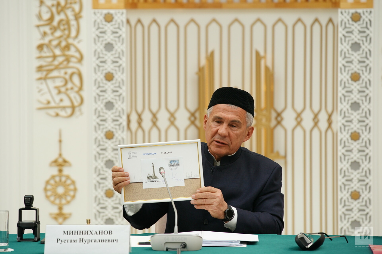 Минниханов погасил почтовую марку в честь 1100-летия принятия ислама Волжской Булгарией